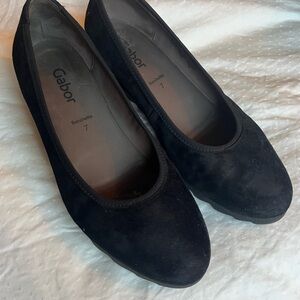 Fits a 9 - Gabor Women's Elegant Black Suede Flats.